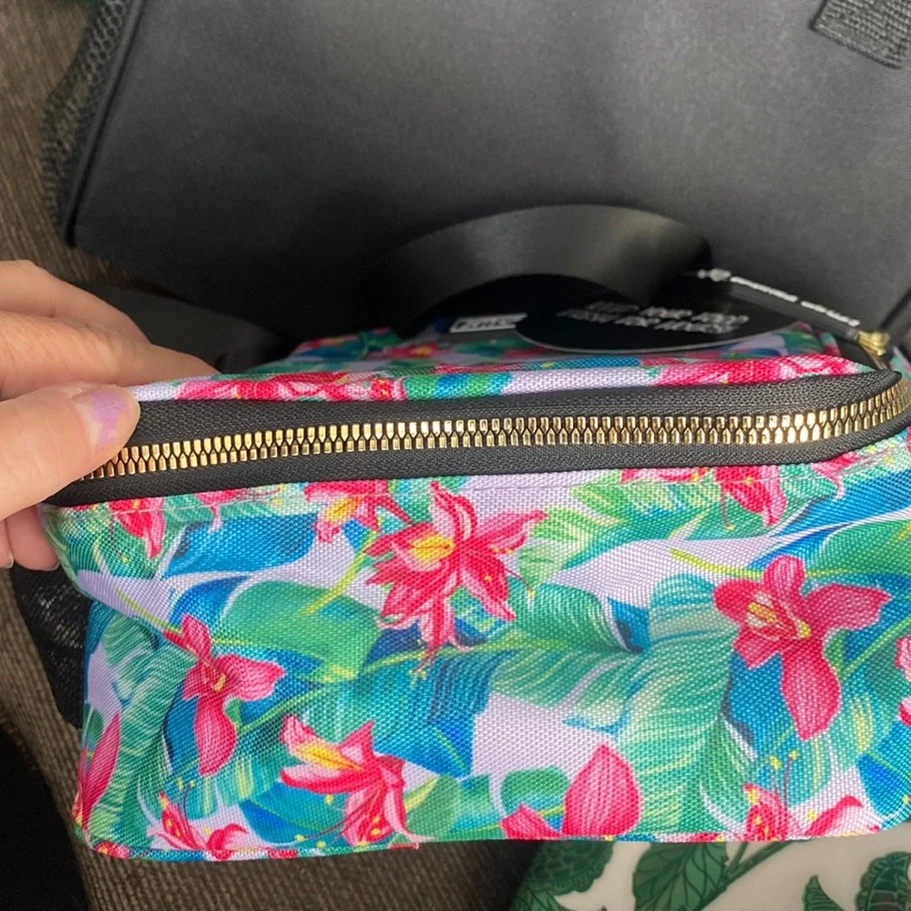 🆕🌸Betsey Johnson Lunch Tote, “Floral”. - Picture 7 of 9